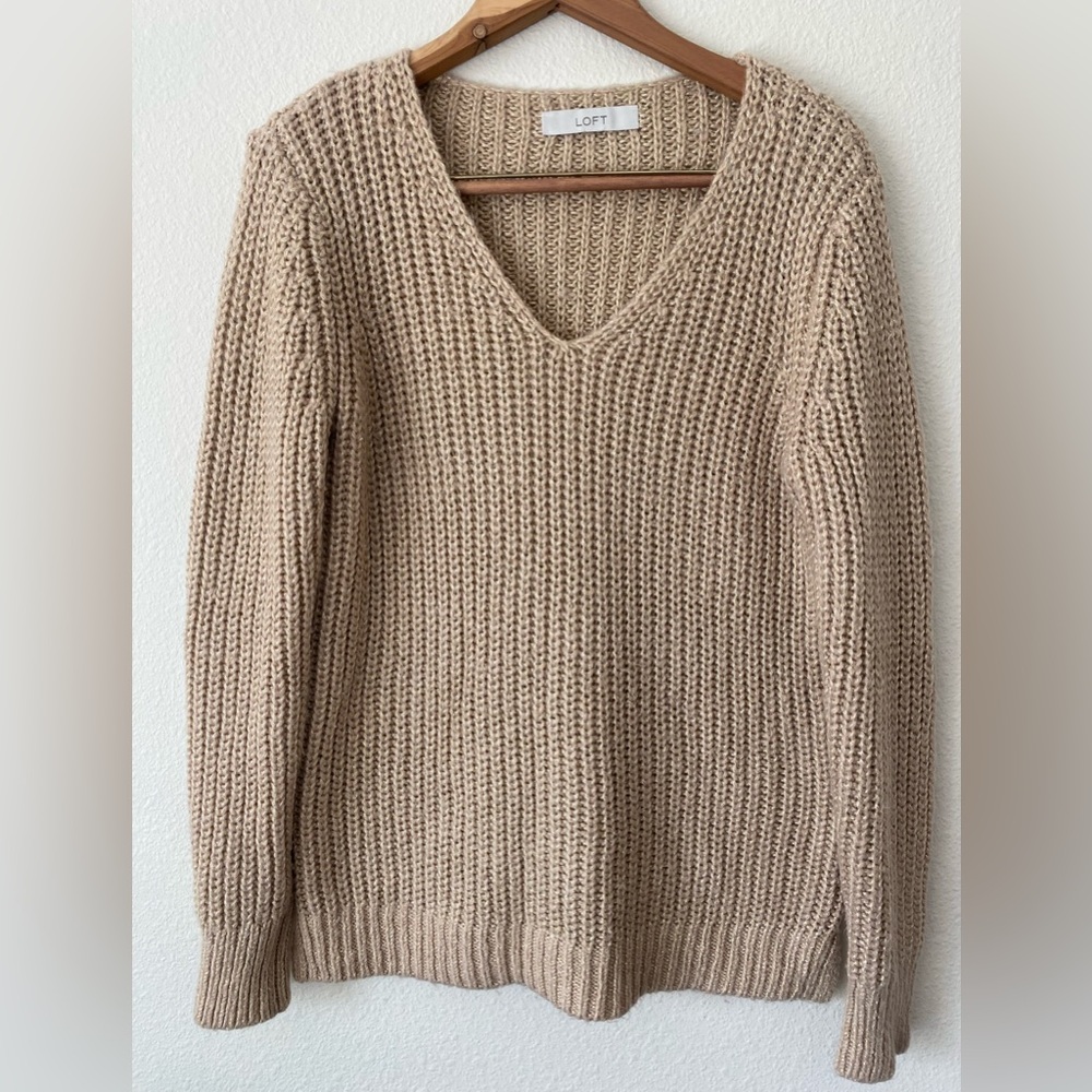 Loft Women’s Knit V-Neck Long Sleeve Beige Sweater with Gold Shimmer Size Medium